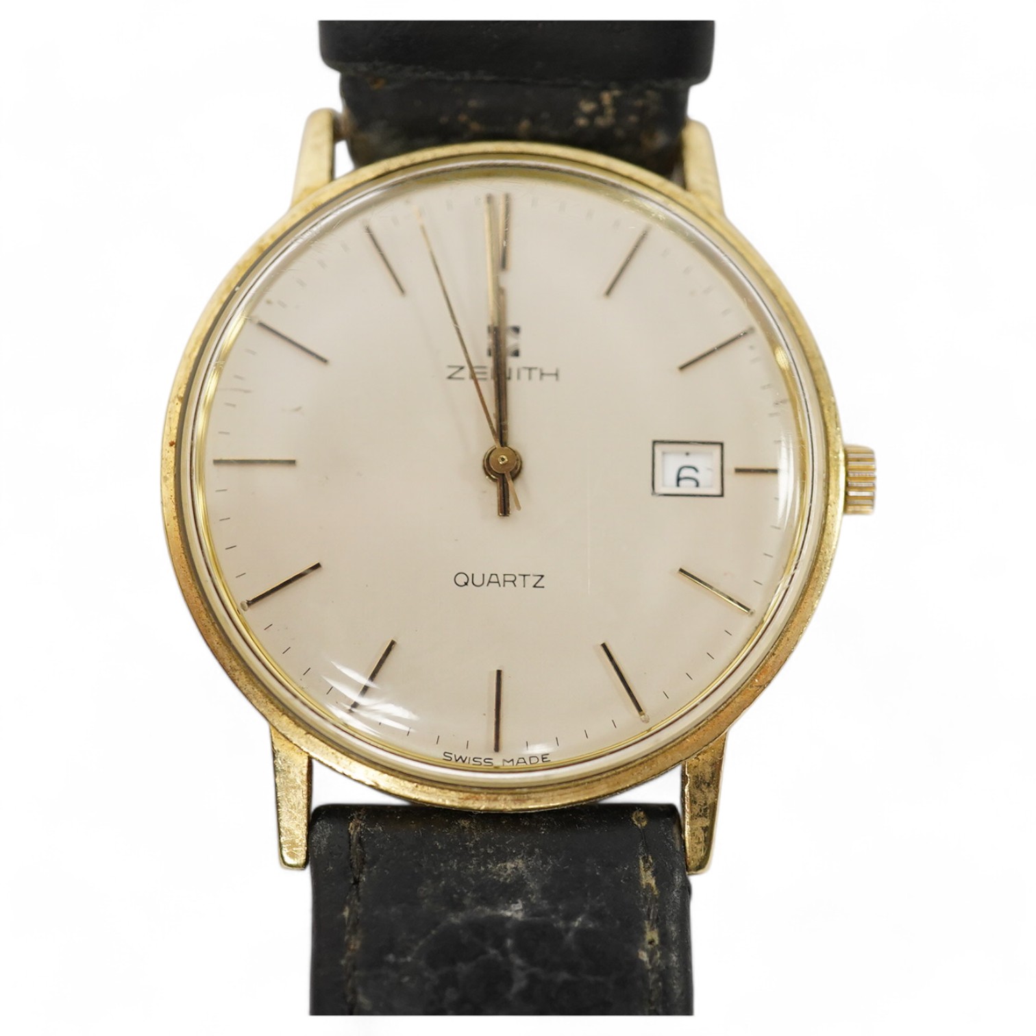 A gentleman's 9k Zenith quartz wrist watch, with baton numerals and date aperture, case diameter 35mm, on an associated leather strap, gross weight 29 grams. Condition - poor to fair